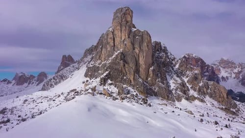 Montaña Ra Gusela cerca del paso de Giau en invierno