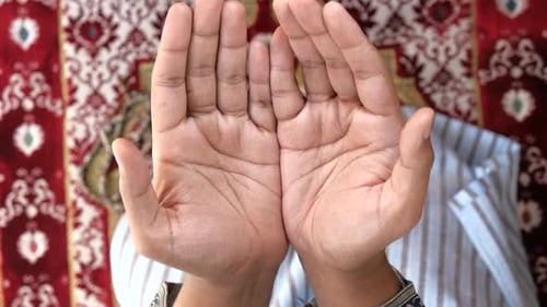 Muslimischer Mann betet während des Ramadan.