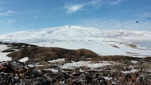 Vue aérienne : déchets dans la nature. Nature sûre, problème mondial.