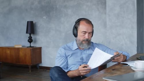 Mann liest Text am Arbeitsplatz