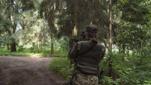Mujer soldado que cubre a militares que evacuan a un compañero herido