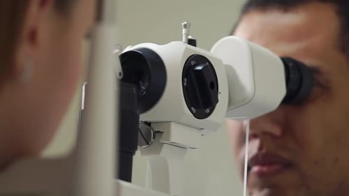 Nahaufnahme des Gesichts eines Mannes, Menschen, die als Augenarzt arbeiten