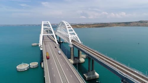 Blick von oben auf Hängebrücke auf dem Wasser