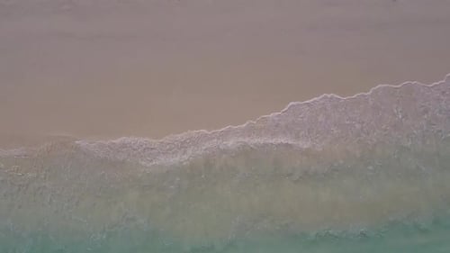 Paysage aérien par Drone de la plage vue mer au bord de l'eau bleue avec fond de sable