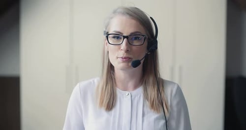 Nahaufnahme einer Frau, die im Call Center arbeitet