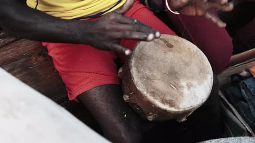 Des Africains de la région jouent de la batterie sur un boutre traditionnel à Trip Zanzibar