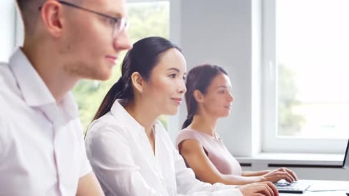 Uma equipe diversificada de jovens profissionais está trabalhando no escritório de suporte por telefone.