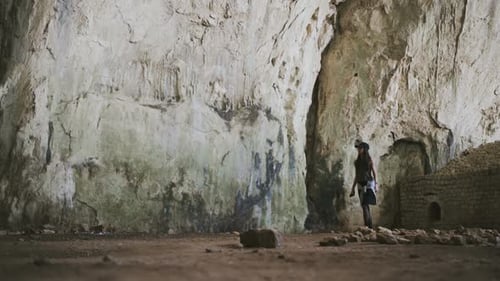 Exploration d'une grotte de Devetashka près de Lovech