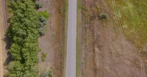 Copter fliegt über eine Landstraße, eine Autobahn
