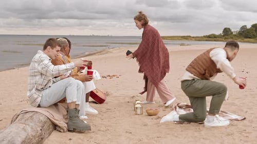 Freunde haben Spaß am bewölkten Strand