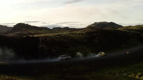 Dos coches corriendo y a la deriva en la pista de carreras en un día soleado. tiro de seguimiento aéreo