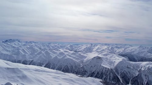 Vol d'hiver en Drone au-dessus des montagnes de Mestia en Géorgie. Station de ski de Tetnuldi à côté d'Uschba et de Têt