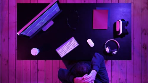 Ein Programmierer, der an seinem Computer arbeitet und Schmerzen im Nacken hat