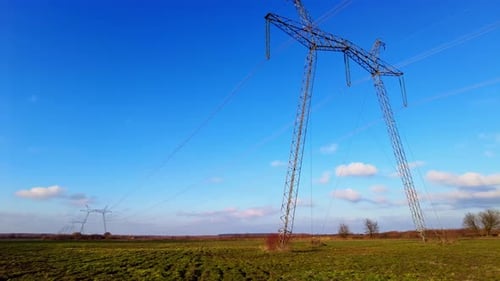 Hochspannungs-Stromturm mit Isolatoren