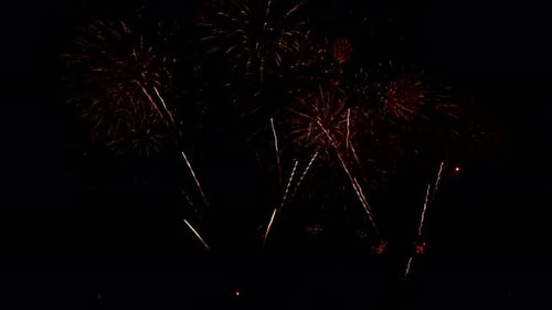 Magnifique feu d'artifice doré continu et chatoyant lors d'une soirée de fête