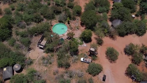 Images de Drone du petit complexe en Namibie, un homme nage dans la piscine