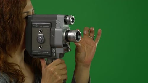 Schöne Frau mit 8-mm-Filmkamera 2