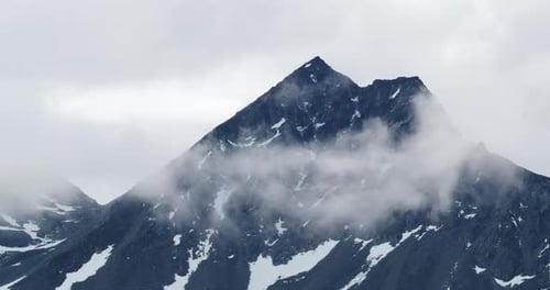 Wolken über dem Berg