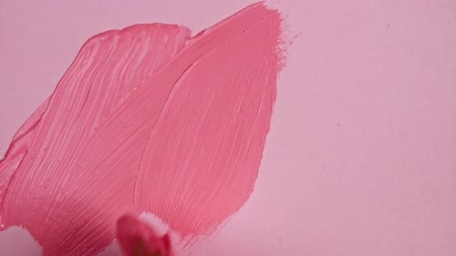 Pintura acrílica rosa sobre fondo rosa