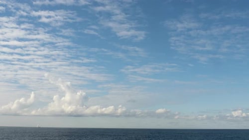 Zeitrafferaufnahmen von Wolken, die über dem Meer schweben