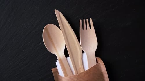 Vajilla desechable biodegradable hecha de cuchara de madera, cuchillo y tenedor en textura de mármol