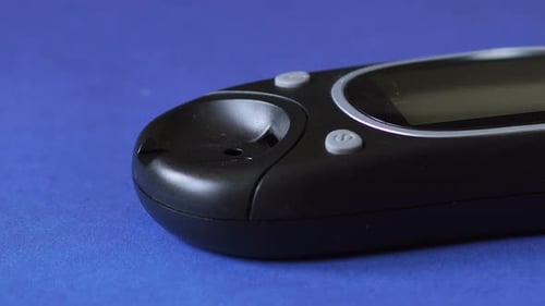 Mädchen misst den Blutzuckerspiegel am Glukometer