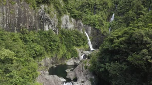 Vue aérienne de la Cascada de l'Arc en Ciel, Réunion.