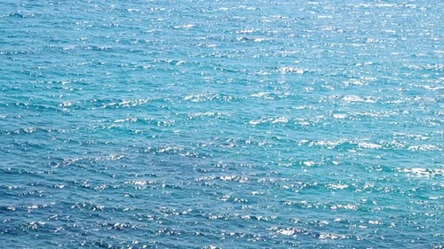 Meereswellen und Sonnenlicht. Klare ruhige Meereswellen. Tropisch, Meer, Sonnenschein. Relax Natur sunl