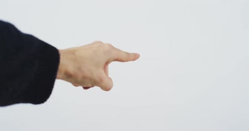 Hand zeigt mit dem Zeigefinger