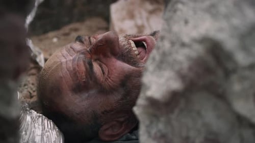 Un homme âgé coincé sous les décombres