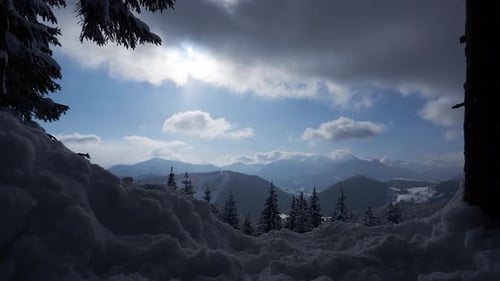 Bewegte Wolken am blauen Himmel, Sonne hinter den Wolken, Winter und viel Schnee