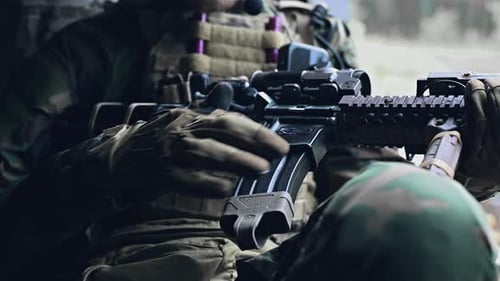 Waffeninspektion während des Wartens an einer Stelle. Militär überprüft sein Sturmgewehr und bereitet sich darauf vor