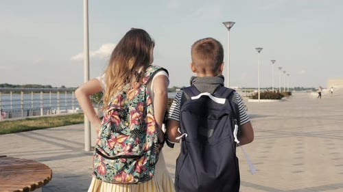 Kind, Mädchen und Junge gehen schnell zur Schule und kommen zu spät.