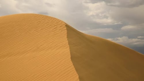 Starker Wind in der Wüste. Sand bläst aus den Dünen