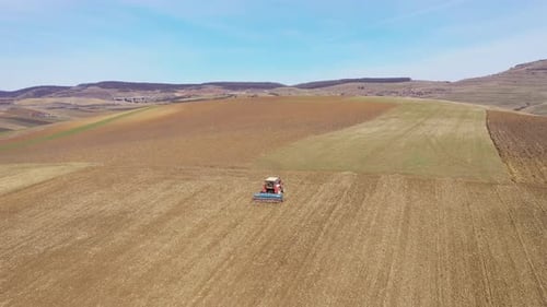 Combinez le labourage des terres agricoles au printemps