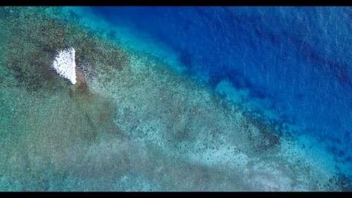 Drohnenansicht aus der Luft Zusammenfassung eines entspannenden Strandurlaubs mit Meerblick am blauen Meer mit weißem Sandhintergrund