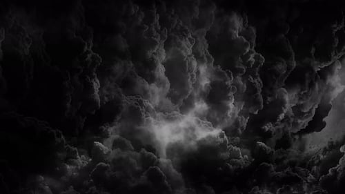 Dicke graue Cumulonimbuswolken bewegten sich mit Gewitter am Himmel
