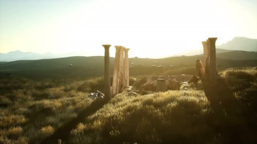 Ruines du vieux temple romain au coucher du soleil