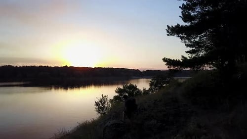 Viajante com mochila. Vista aérea do homem com mochila caminhando na natureza