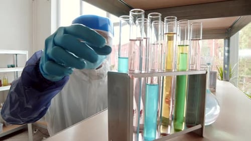 Científico busca el tubo de ensayo necesario en el laboratorio