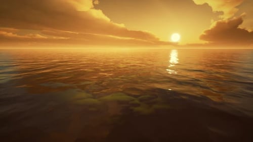 Dämmerungshimmel in buntem hellem Sonnenlicht reflektiert sich auf der Wasseroberfläche