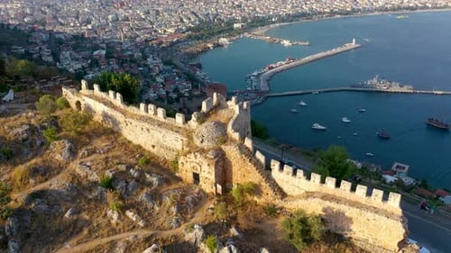 Château d'Alanya Alanya Kalesi, vue aérienne de la montagne et de la ville, Turquie
