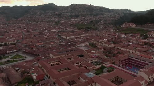 4K Drohnenblick über die Plaza de Armas in Cusco bei Sonnenuntergang. Schwenken Sie mit einem Weitwinkel von rechts nach links