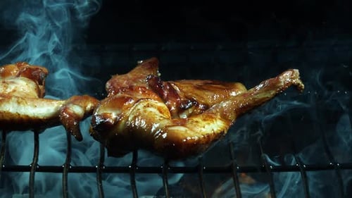 Griller des ailes de poulet au barbecue au Ralenti à 1500 images par seconde sur un gril fumé au bois - BBQ