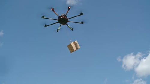 Drohne Landung mit Paket