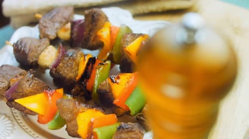 Brochettes de bœuf marinées aux légumes préparées sur le gril