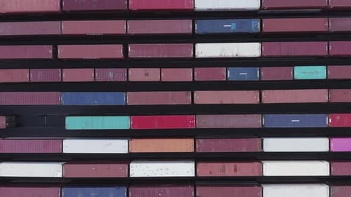 Drohne steigt auf Stapel intermodaler Container am Husky-Terminal auf und Stauerei in Tacoma, Washin