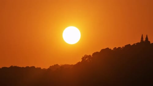 Schöne klare große Sonne bei Sonnenaufgang oder Sonnenuntergang.