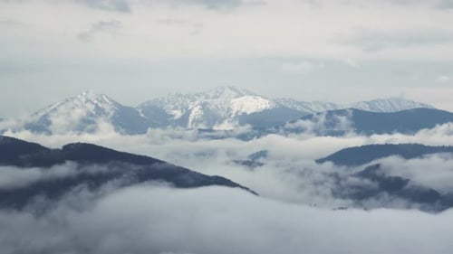 Brouillard Laps de temps sur la vallée de montagne