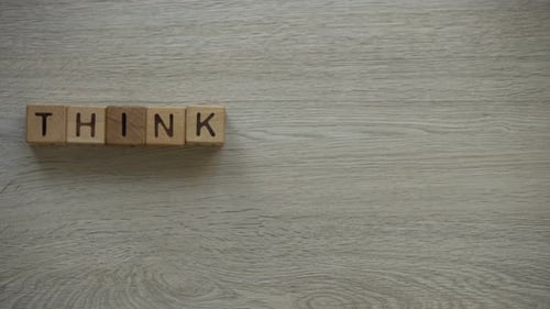 Think Green Phrase, hergestellt von weiblichen Händen, Frau hält Pflanze, Umweltfreundlichkeit